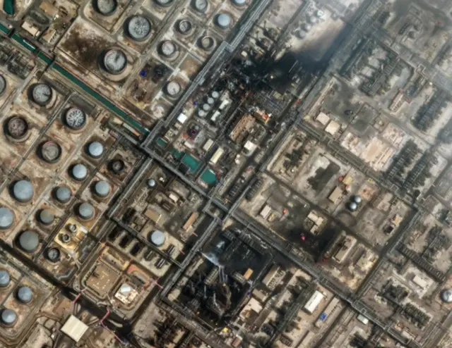 Спутниковый снимок НПЗ в Саудовской Аравии