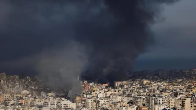 Humo elevándose sobre los suburbios del sur de Beirut tras los ataques del 2 de marzo.