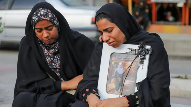 Люди скорбят в день похорон жертв израильского удара по школе в Минабе, Иран, 3 марта 2026 года.