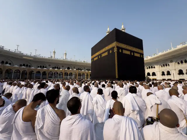 يؤدي المصلون المسلمون صلاة الجمعة حول الكعبة المشرفة داخل المسجد الحرام في مكة المكرمة، المملكة العربية السعودية، في 4 يناير 2026