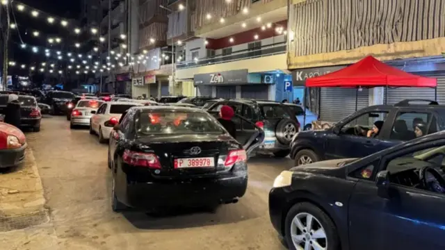 Abantu bava mu majyepfo ya Beirut batwaye imodoka zabo.