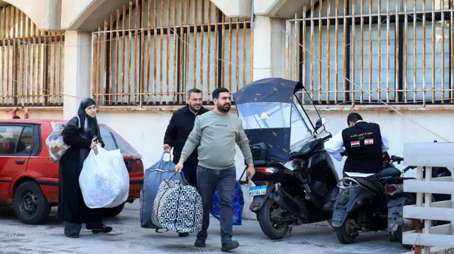 نازحون يسيرون خارج مدرسة تحولت إلى ملجأ، في أعقاب تصعيد بين حزب الله وإسرائيل وسط الصراع الأمريكي الإسرائيلي مع إيران، في بيروت، لبنان، 3 مارس/مارس 2026.