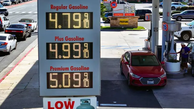 El letrero de una gasolinera en California muestra el galón de gasolina regular en casi US$5, el 2 de marzo de 2026.