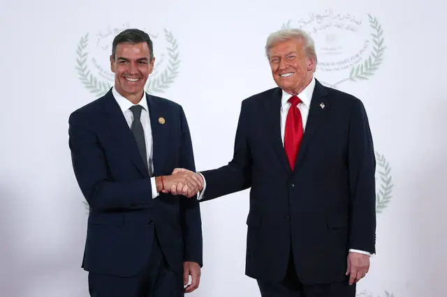El presidente de Estados Unidos, Donald Trump, y el presidente del gobierno español, Pedro Sánchez, se dan la mano mientras posan para una foto durante una cumbre de líderes mundiales sobre el fin de la guerra en Gaza el 13 de octubre de 2025 en Sharm El-Sheikh, Egipto. Foto por Suzanne Plunkett - Pool / Getty Images