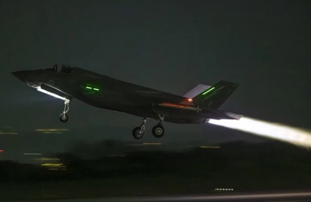 طائرة من طراز F-35B تابعة لسلاح الجو الملكي البريطاني وهي تقلع للقيام بعمليات في الشرق الأوسط