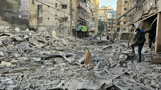 سكان يتفقدون مواقع الضربات الإسرائيلية