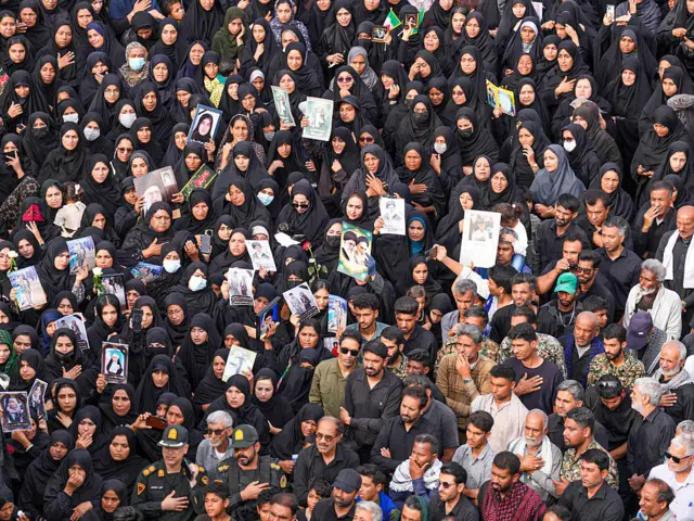 Снимок с воздуха, на котором запечатлены скорбящие люди с иранскими флагами и портретами, собравшиеся на похоронах детей, погибших в результате ударов США и Израиля по начальной школе в иранской провинции Хормозган, 3 марта 2026 года в Минабе, Иран.