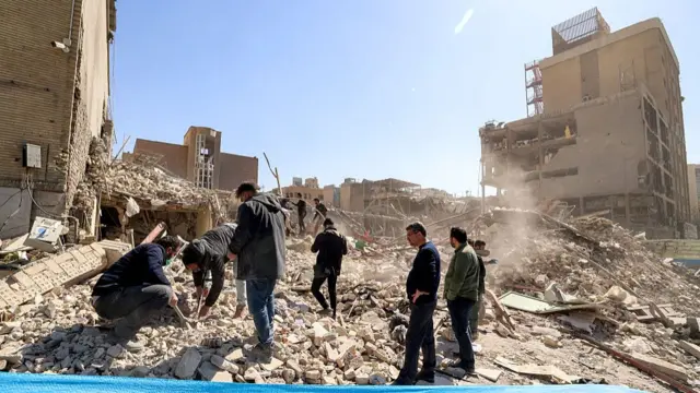 Gente inspecciona los escombros de un edificio derrumbado cerca de la plaza Ferdowsi en Teherán el 3 de marzo de 2026.