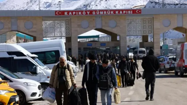 Kapıköy sınır kapısında yürüyen kişiler