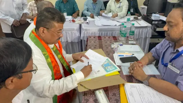 হলদিয়া মহকুমা শাসকের দপ্তরে মনোনয়নপত্র জমা দিলেন নন্দীগ্রাম বিধানসভা কেন্দ্রের বিজেপি প্রার্থী শুভেন্দু অধিকারী।