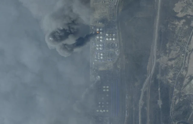 Горящие резервуары в порту Усть-Луги после атаки 29 марта (данные на 12:11 по Гринвичу 30 марта)