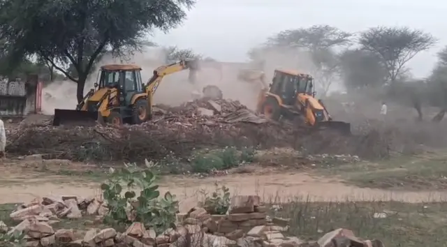 अभियुक्त के घर पर चला बुलडोजर
