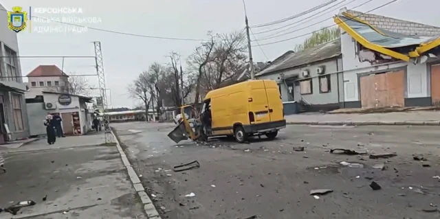 Автобус, пострадавший от удара беспилотника в Херсоне