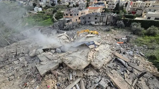 লেবাননের দক্ষিণাঞ্চলের হানুইয়েহ গ্রামে ইসরায়েলি বিমান হামলায় ক্ষতিগ্রস্ত একটি ভবন