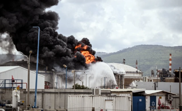 इसराइल के हाइफ़ा शहर की तेल रिफ़ाइनरी में आग