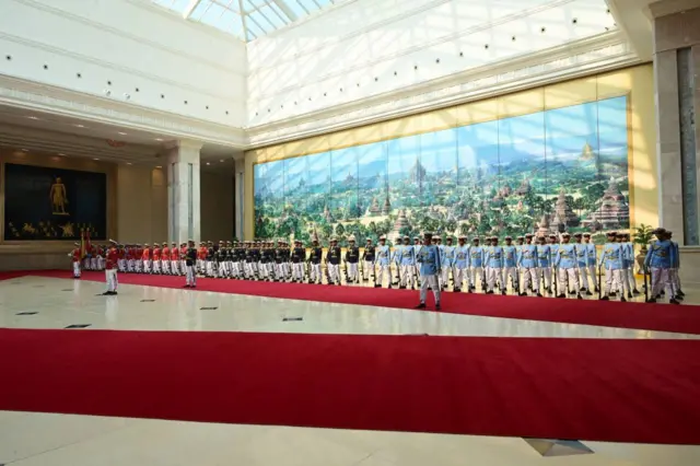 နေပြည်တော်က ဇေယျသီရိဗိမာန်မှာ မတ်လ ၃၀ ရက် မနက်ပိုင်းတုန်းက ပြုလုပ်တဲ့ ကာကွယ်ရေးဦးစီးချုပ် လွှဲပြောင်းပေးအပ်တဲ့အခမ်းအနားက စစ်ရေးပြ