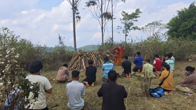 မနေ့က ရုပ်အလောင်းတွေကို သင်္ဂြိုဟ်တဲ့ မြင်ကွင်း