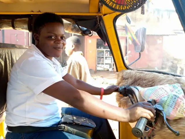 Ibyabaye uyu munsi byakurikiye ibindi nka byo byakozwe ku wa gatandatu n'abatwara moto z'imitende itatu zizwi nka bajaj cyangwa Tuk-tuk binubiye gushimutwa kwa mugenzi wabo Kavira Kabuyaya Zawadi