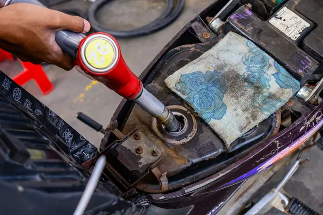 မတ် ၂၉ ရက် နေပြည်တော်မှာ ဆီဖြည့်ပေးနေတဲ့မြင်ကွင်း