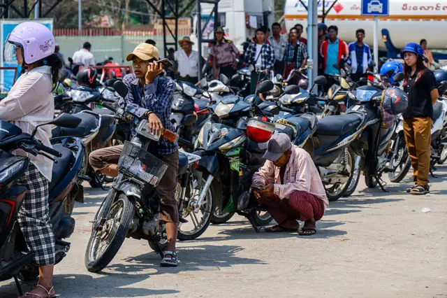 မတ် ၂၉ ရက် နေပြည်တော်မှာ ဆီဝယ်ယူဖို့တန်းစီနေရတဲ့ ဆိုင်ကယ်မောင်းနှင်သူတွေ