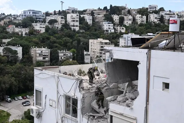 یک ساختمان تخریب شده در اسرائیل بر اثر اصابت موشک