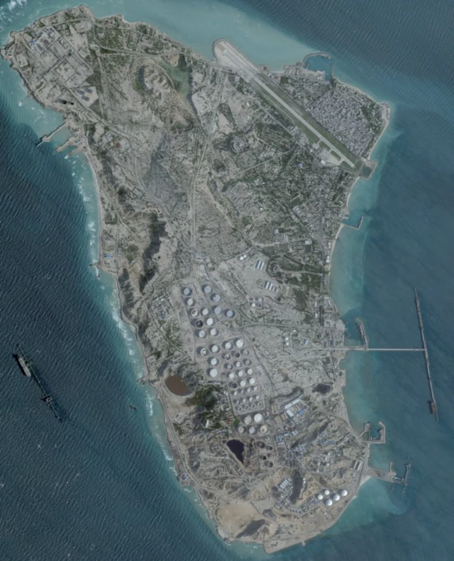 من الأعلى جزيرة خرج الإيرانية وسط البحر.