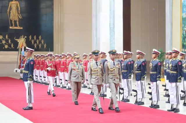 တာဝန်လွှဲအပ်ခဲ့တဲ့ စစ်ခေါင်းဆောင်ကို ဂုဏ်ပြုတပ်ဖွဲ့က အလေးပြု