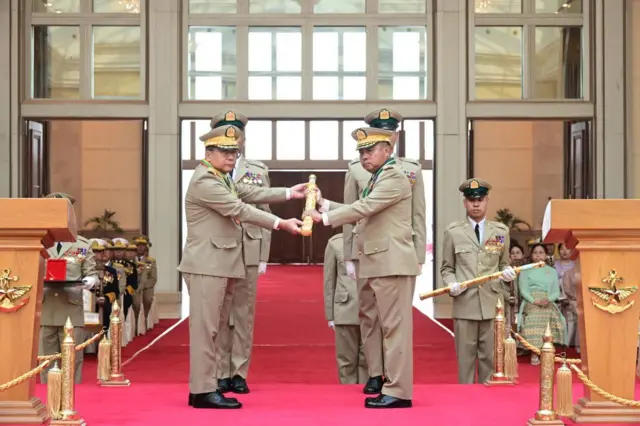 သမ္မတ လုပ်မယ့်သူဟာ နိုင်ငံ့ဝန်ထမ်းဖြစ်လို့မရတာကြောင့်ဖွဲ့စည်းပုံအခြေခံဥပဒေပုဒ်မ ၆၃ အရ သမ္မတ၊ ဒုသမ္မတွေဟာ ရွေးကောက်တင်မြှောက်ခံရတဲ့နေ့ကစလို့ လွှတ်တော်ကိုယ်စားလှယ်၊နိုင်ငံ့ဝန်ထမ်း စတာတွေကနေ နုတ်ထွက်ပြီး ဒါမှမဟုတ် အငြိမ်းစားယူပြီးဖြစ်ရမယ်လို့ဖော်ပြထားပါတယ်။ ၂၀၂၅ ရွေးကောက်ပွဲအပိုင်း ၁ တုန်းက မဲပေးတဲ့နေ့မှာ တပ်ချုပ်က သူသမ္မတ လုပ်မှာလားဆိုတဲ့ဘီဘီစီရဲ့မေးမြန်းချက်ကို သူဟာ နိုင်ငံ့ဝန်ထမ်းဖြစ်လို့ သမ္မတ ဖြစ်ချင်တယ်၊ မဖြစ်ချင်ဘူး ပြောလို့မရကြောင်းနဲ့၊ လွှတ်တော်တွေ ပေါ်ပေါက်လာမှသာ ပြောဖို့ သင့်ကြောင်း ဖြေကြားခဲ့ဖူးပါတယ်။ တပ်ချုပ်ဟာ လွန်ခဲ့တဲ့ ၁၅ နှစ်တိတိ ၂၀၁၁ ခုနှစ် မတ်လ ၃၀ ရက်မှာ အရင်တပ်ချုပ်ဟောင်းဗိုလ်ချုပ်မှူးကြီးသန်းရွှေက သူ့ကိုခန့်အပ်ခဲ့တာပါ။