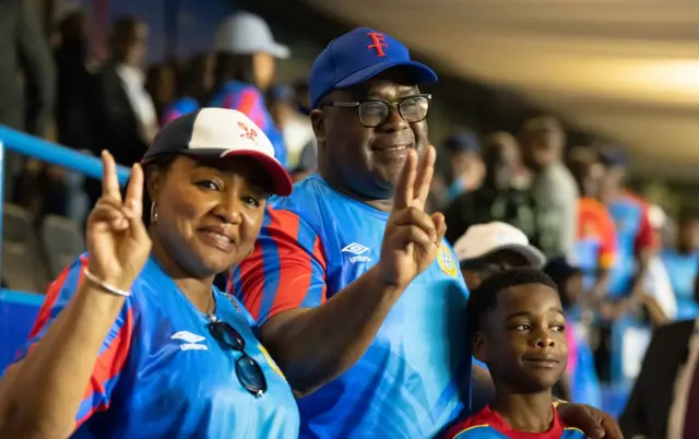 Perezida Tshisekedi n'umugore we Denise Nyakeru hamwe bari kumwe n'umwana muto barimo gushyigikira ikipe ya Les Leopards mu bihe bishize i Kinshasa