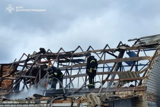 Пожарные на крыше дома