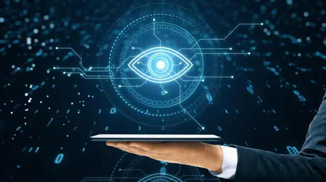 ဆိုက်ဘာသူလျှိုနည်းပညာ ဟိုလိုဂရမ်နဲ့ လက်ကိုင်မိုဘိုင်းဖုန်းကို ကိုင်ဆောင်ထားတဲ့အမျိုးသား၊ အင်တာနက် ထိန်းချုပ်မှုကို မျက််လုံးအတုနဲ့ စောင့်ကြည့်နေတဲ့ သရုပ်ဖော်ပုံအဟောင်းဖြစ်ပါတယ်။