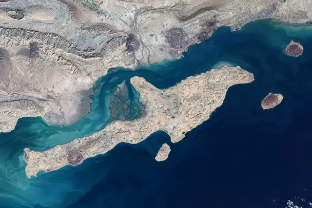 صورة التقطها الأقمار الصناعية لجزيرة قشم بمضيق هرمز في يناير/كانون الثاني الماضي.