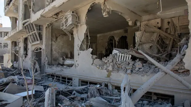 تہران میں امریکہ اور اسرائیل کے حملوں سے تباہ ہونے والی ایک عمارت