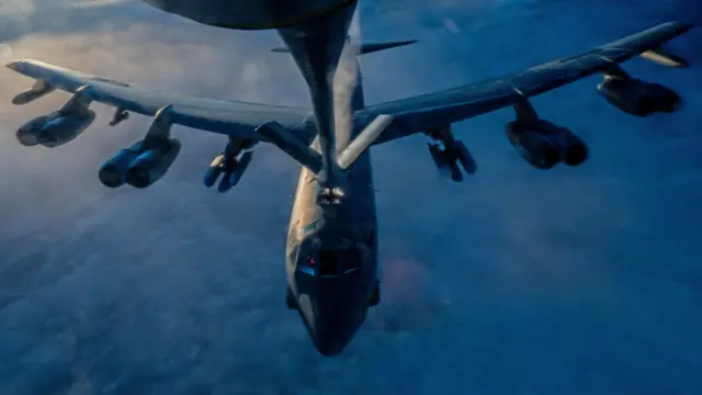 ቢ-52 ኣብ ሰማይ ነዳዲ እናመልአት