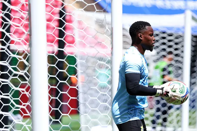 le gardien congolais avec le ballon