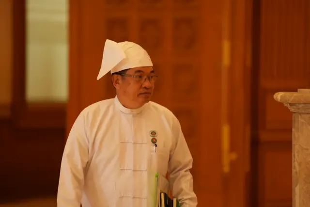 စစ်ခေါင်းဆောင်နည်းတူ စစ်တက္ကသိုလ် ကျောင်းအုပ်အဖြစ် တာဝန်ယူခဲ့ဖူးသူ စစ်ဗိုလ်ချုပ်ကြီးဟောင်း ဦးညိုစောကို ပြီးခဲ့တဲ့သီတင်းပတ်တုန်းက နေပြည်တော်မှာ ပြုလုပ်တဲ့ ပြည်သူ့လွှတ်တော် အစည်းအဝေးတစ်ခုမှာ မြင်တွေ့ရတာဖြစ်ပါတယ်။ တိုက်ပုံဝတ်၊ မောင့်ကျက်သရေခေါင်းပေါင်း ပေါင်းထားတဲ့ ထားတဲ့ ဦးညိုစောကို မြင်တွေ့ရ၊ ကင်မရာနဲ့ အဝေးတစ်ဖက်ကိုကြည့်နေပြီး ညာဘက်မှာစာအုပ်အချို့ကို ခါးဘေးကပ်ပြီး သယ်ထားတာတွေ့ရ