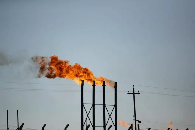 صورة لحقل نفطي في مدينة البصرة.