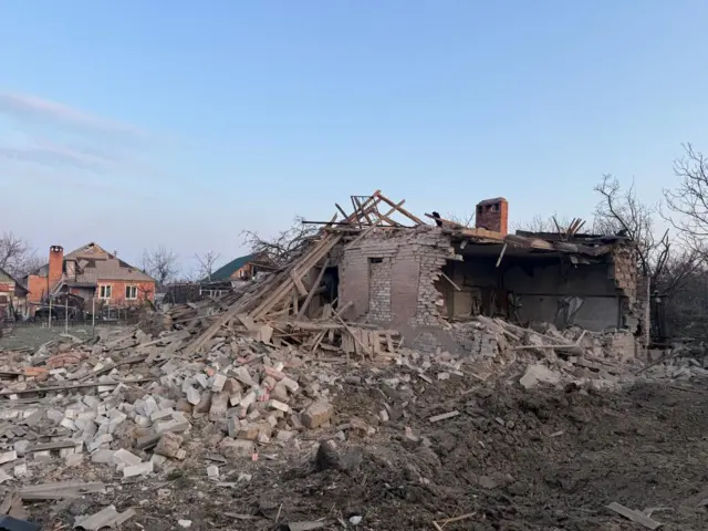 практически полностью разрушенный при бомбежке дом