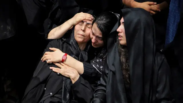 ለቅሶ ላይ ያሉ ሴቶች