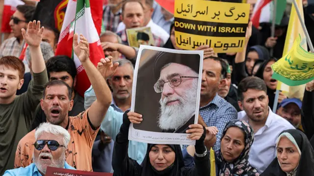 لاریونوالو سره د خامنهاي عکس ورسره دی