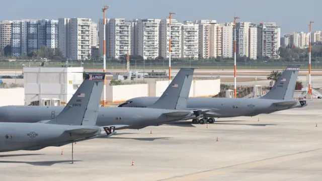 Tres aviones de la Fuerza Aérea estadounidense en el aeropuerto Ben Gurion de Israel.
