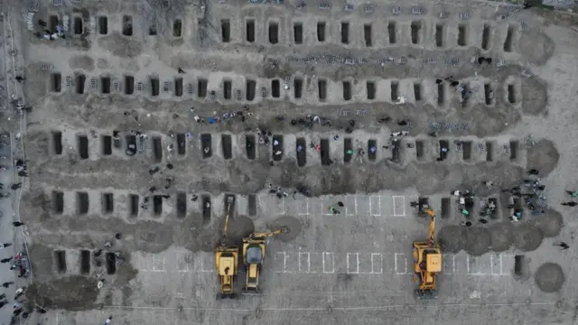 ከኢራን የውጭ ፕሬስ ክፍል የተገኘ ፎቶግራፍ በሚናብ የሴቶች ትምህርት ቤት ለተገደሉ ሰዎች መቃብሮች እየተዘጋጁ አሳይቷል