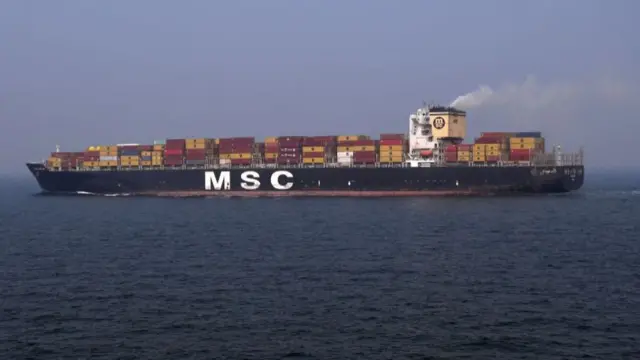 Un buque de MSC transportando carga en medio del mar.