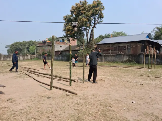 सुनसरीको इनरुवा नगरपालिकास्थित सिद्धार्थ आधारभूत विद्यालय मतदानकेन्द्रमा मतदानस्थल निर्माण गर्दै सुरक्षाकर्मी