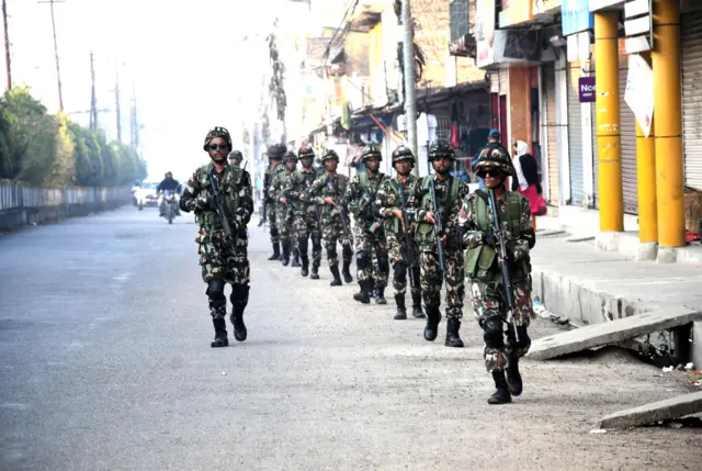 दाङको सदरमुकाम घोराही बजारमा नेपाली सेना गस्ती गर्दै