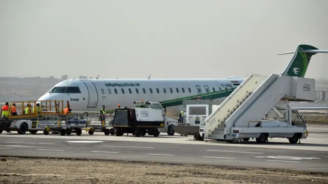 طائرة تابعة للخطوط الجوية العراقية تقف على مدرج مطار الموصل الدولي