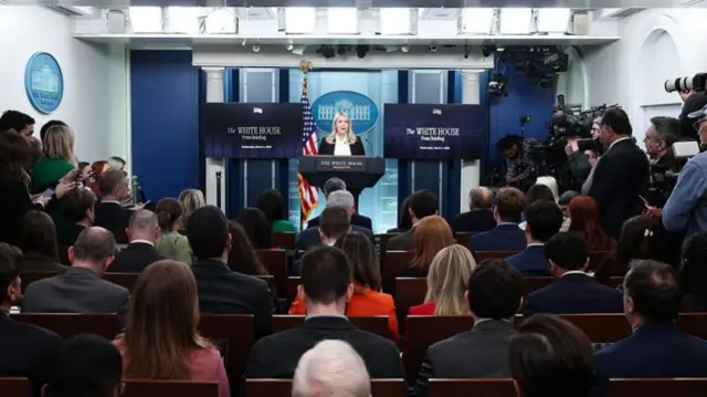 Karoline Leavitt em coletiva de imprensa