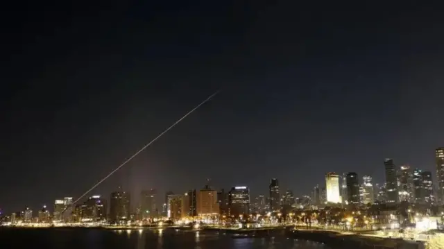 Nidaamka difaaca hawada ee Israa’iil, Iron Dome, ayaa qabtay gantaallo ku dul dhacayay Tel Aviv.