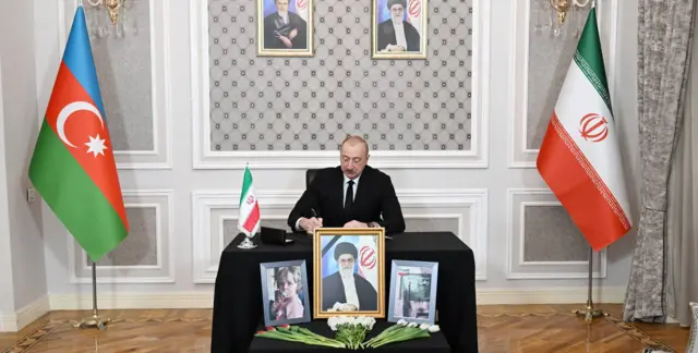 İlham Aliyev defteri imzalarken