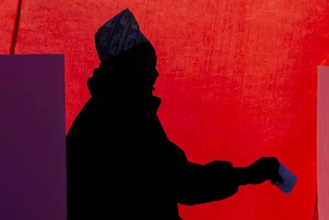 २०७९ को निर्वाचनमा मतदान गर्दै एक व्यक्ति